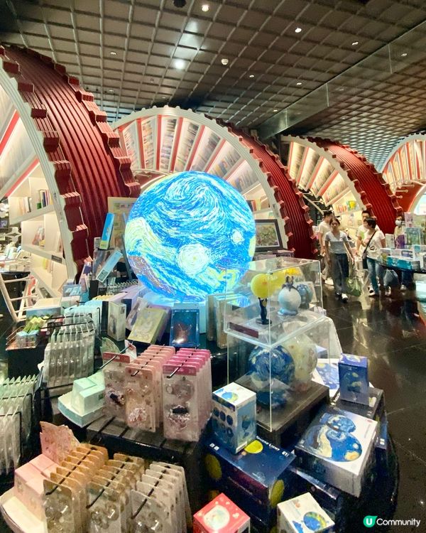 捲進🌪️ 打卡 📸 螺旋形書海 ✨🌪️📚