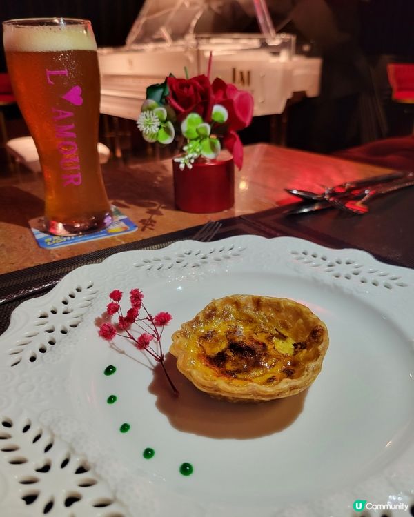 🇫🇷L'AMOUR ，以紅玫瑰為題🌹，配純白色三角琴