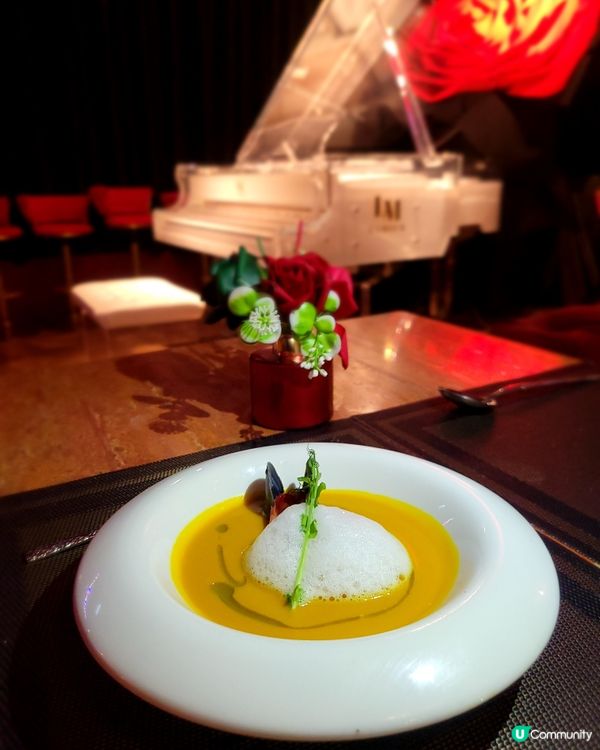 🇫🇷L'AMOUR ，以紅玫瑰為題🌹，配純白色三角琴