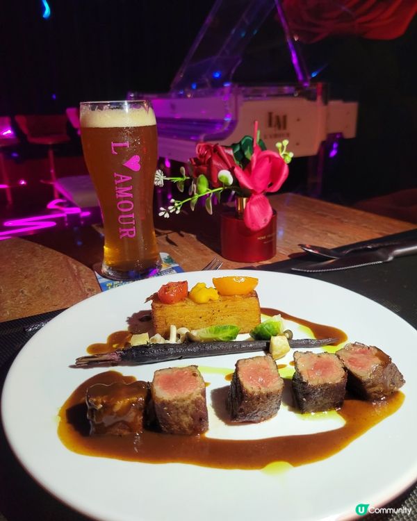 🇫🇷L'AMOUR ，以紅玫瑰為題🌹，配純白色三角琴