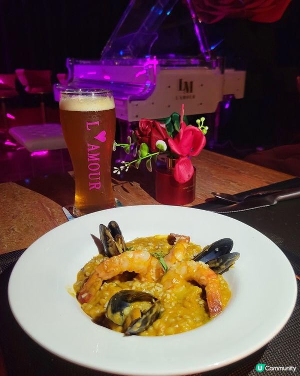 🇫🇷L'AMOUR ，以紅玫瑰為題🌹，配純白色三角琴