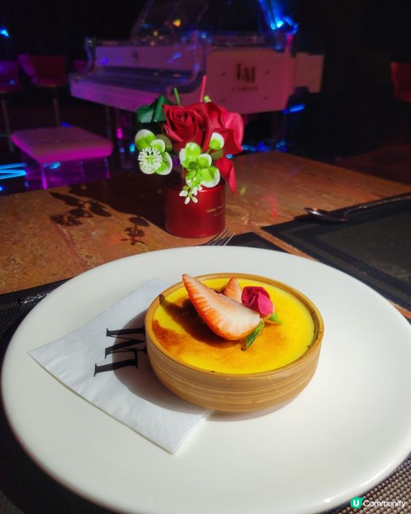 🇫🇷L'AMOUR ，以紅玫瑰為題🌹，配純白色三角琴