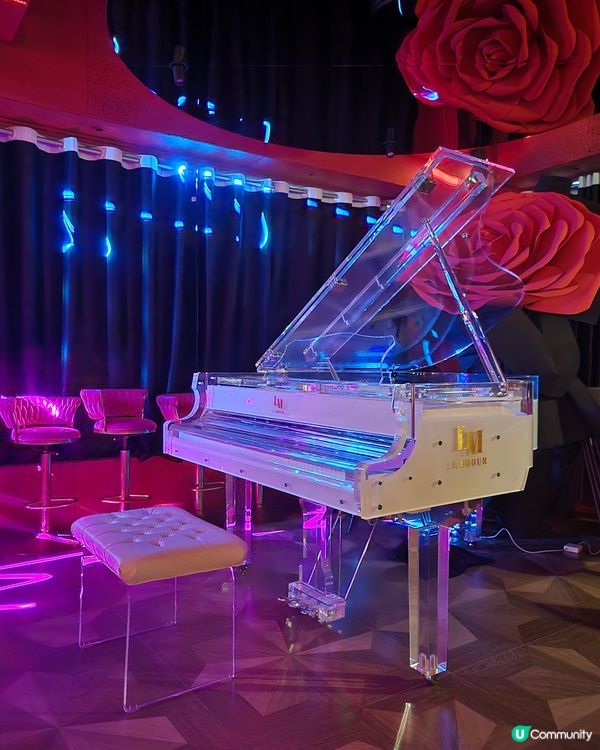 🇫🇷L'AMOUR ，以紅玫瑰為題🌹，配純白色三角琴