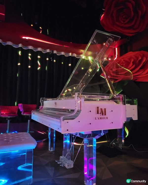 🇫🇷L'AMOUR ，以紅玫瑰為題🌹，配純白色三角琴