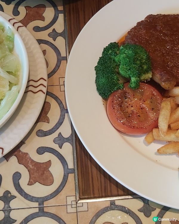 澳門[非洲雞]香氣直撲鼻孔，[葡式炒椰菜]則爽甜入味，正正正...