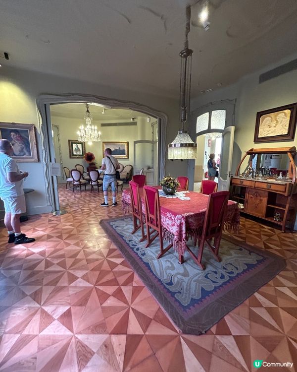 奇怪詭異，又有生命力的古宅