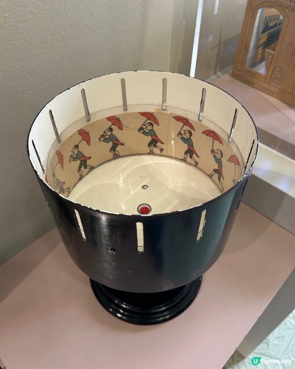 奇怪詭異，又有生命力的古宅