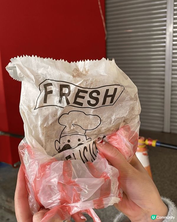 台灣夜市的美食真係好多款式，有蚵仔煎，烤香腸，地瓜球，珍珠奶...