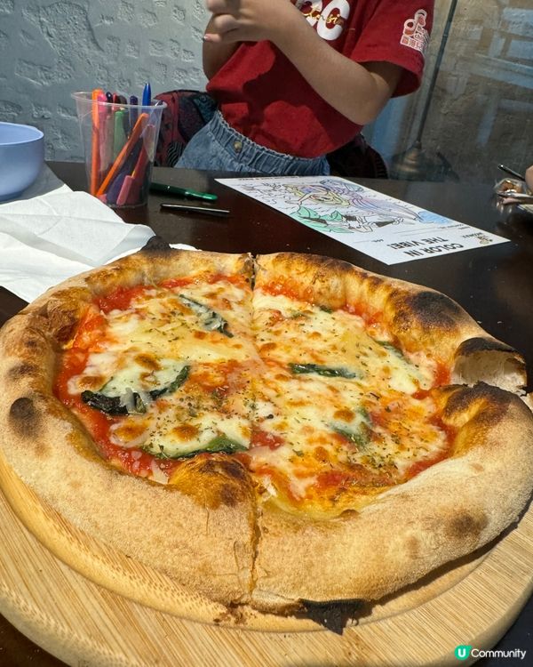 第一次試這間餐廳,他們的薄餅分為兩個size ,薄餅口感鬆軟...