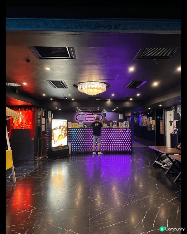 Neway不僅提供卡拉OK服務,其自助餐廳在晚餐時段也非常受...