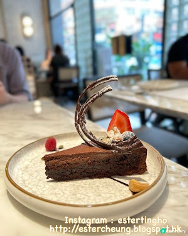 【觀塘 食記】週末嘆個 brunch 先 ♥ 鮮蝦香草醬薄餅。紐西蘭肉眼扒。朱古力慕絲蛋糕 ♥ Flames