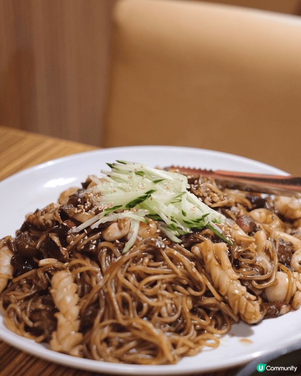 李家在香港算是炸雞界的元祖，於港九新界也有分店，餐廳會有韓國...