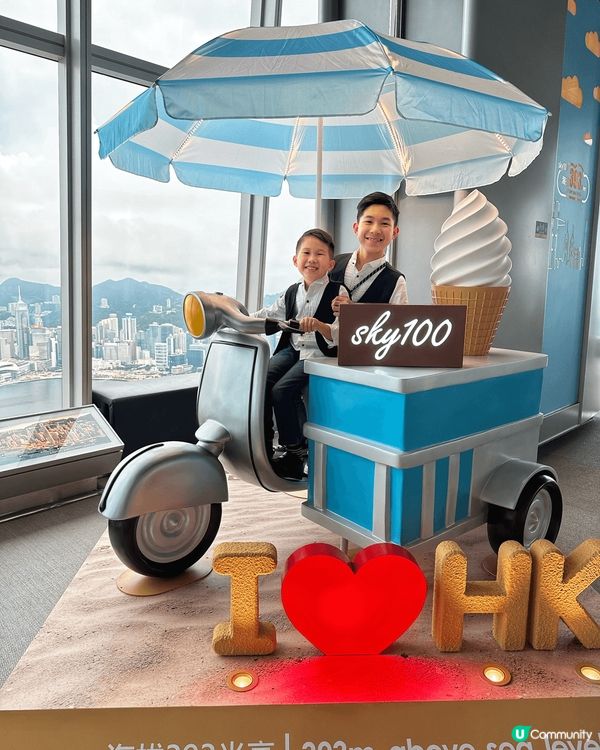 天際100是香港打卡美景其中之一，能夠俯瞰整個香港的日與夜，...