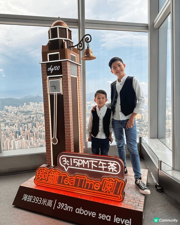 天際100是香港打卡美景其中之一，能夠俯瞰整個香港的日與夜，...