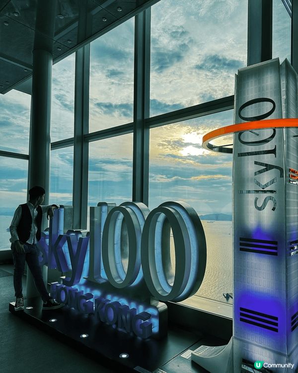 天際100是香港打卡美景其中之一，能夠俯瞰整個香港的日與夜，...