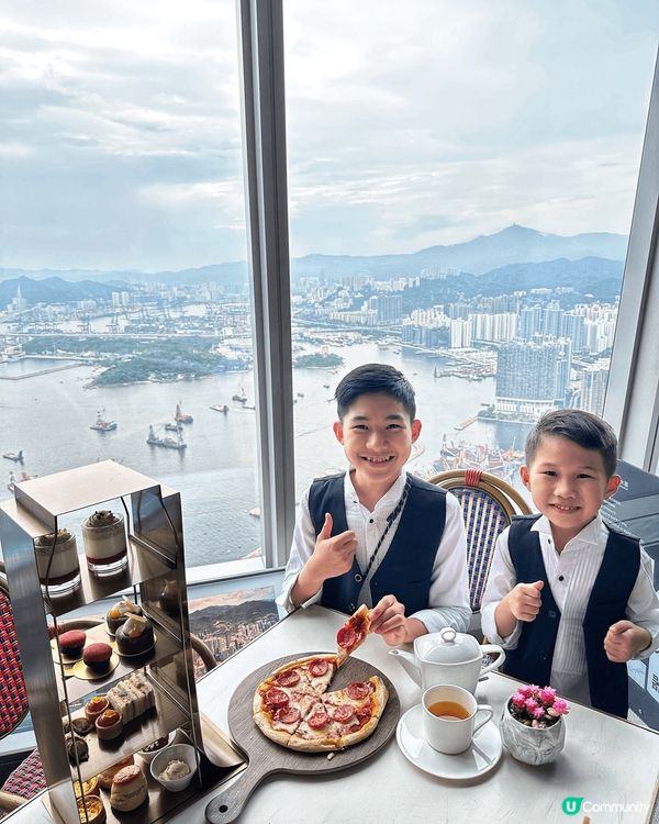 天際100是香港打卡美景其中之一，能夠俯瞰整個香港的日與夜，...