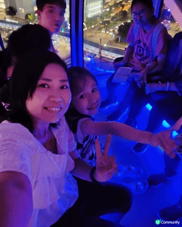 輕鬆出行 ，香港中環一座高60米的巨型摩天輪，從不同角度欣賞...