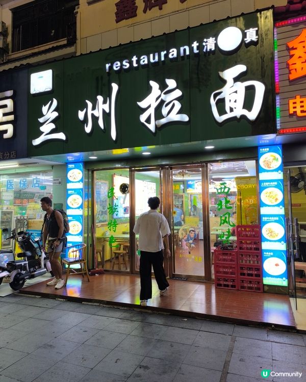 肉夾饃10蚊又大又熱又脆，羊肉串燒得來肉軟