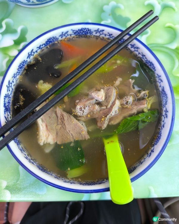 肉夾饃10蚊又大又熱又脆，羊肉串燒得來肉軟