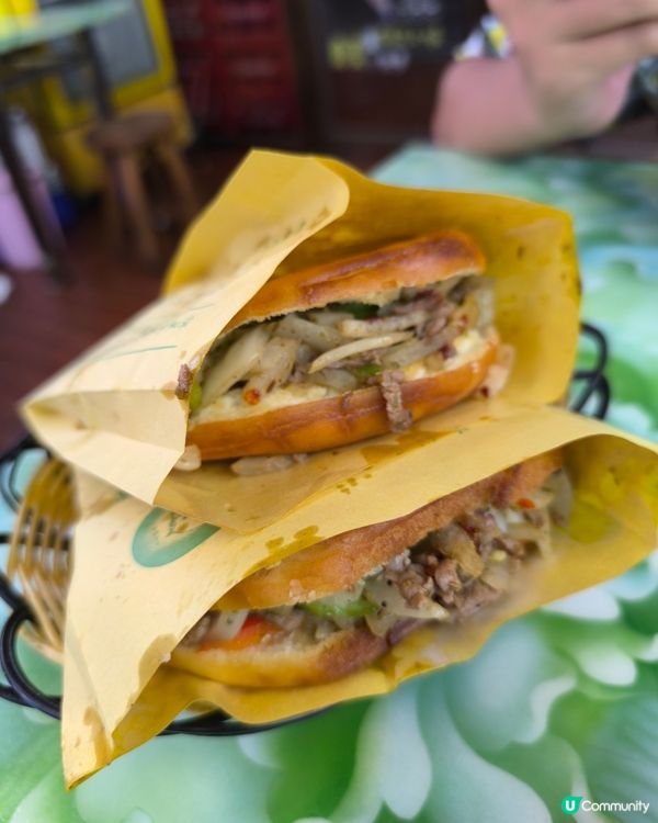 肉夾饃10蚊又大又熱又脆，羊肉串燒得來肉軟