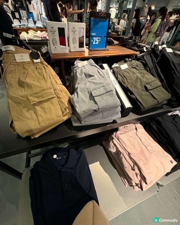 年輕人服裝品牌Hollister 現在大減價優惠,有些貨品低...