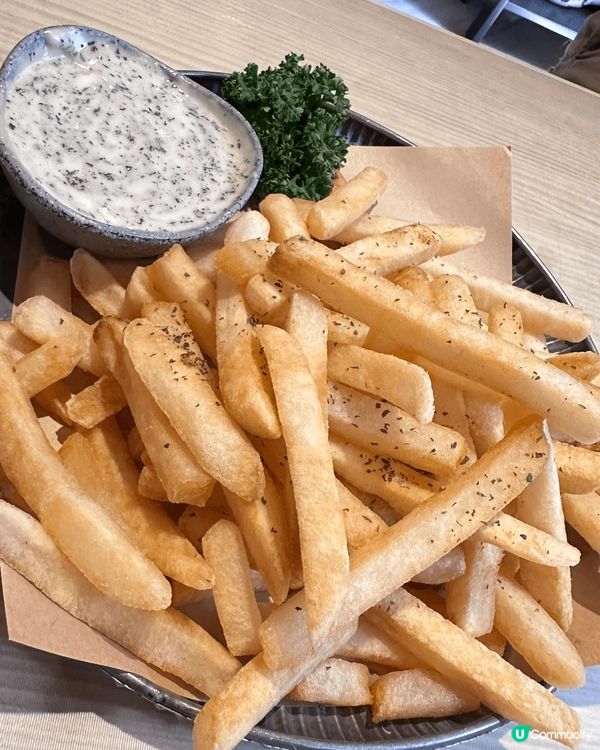 一間肉球森林餐廳 入面有大嘴鳥 ?猫 狐獴 好可愛加上食物都...