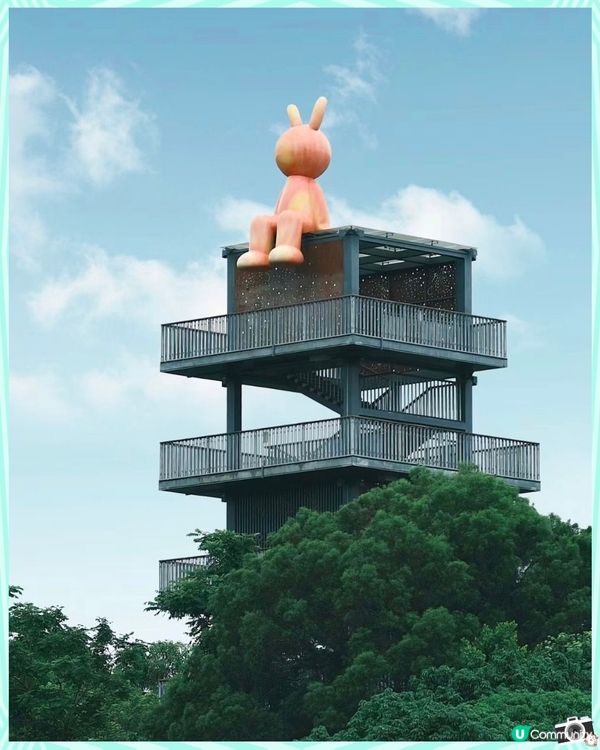 坐在屋頂上的兔仔，非常可愛