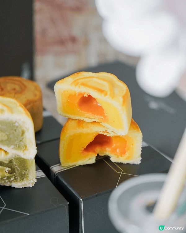 最近試?一款法式酥皮月餅，淨係外盒都有幻彩色，入面就係流心餡...