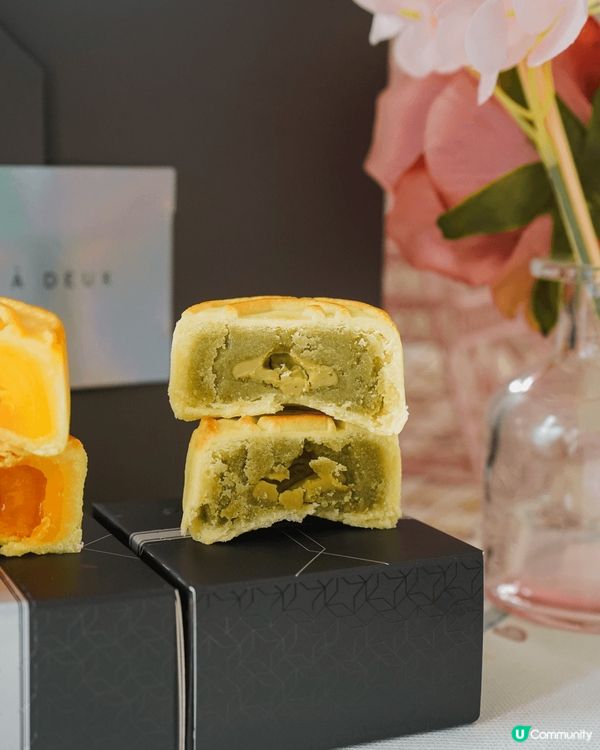 最近試?一款法式酥皮月餅，淨係外盒都有幻彩色，入面就係流心餡...