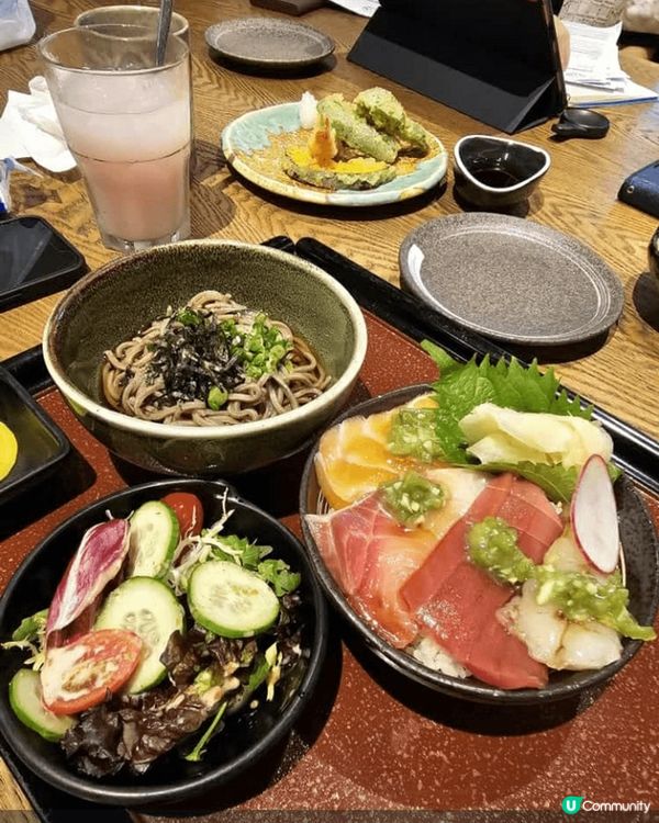 在香港這個國際都會，到茶樓吃飯，有很多選擇，有點心、粥粉麵飯...