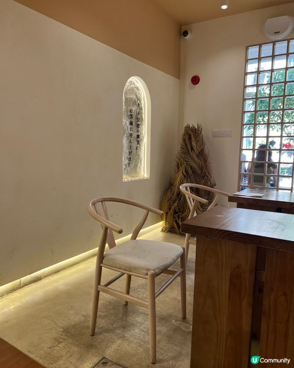 白牆木椅打卡位📸  文青必去甜品店🍰