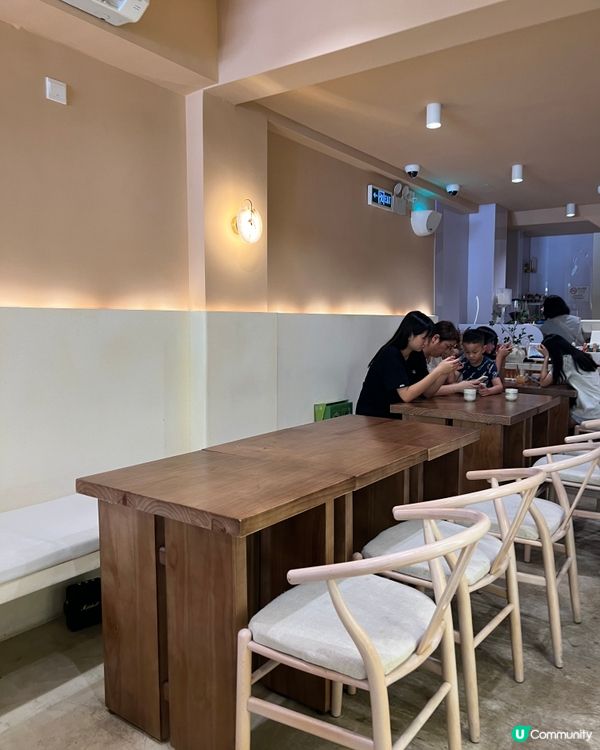 白牆木椅打卡位📸  文青必去甜品店🍰