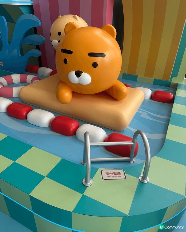 在人來人往商場中，有可愛夏季奧運打卡位。色彩鮮明?韓國卡通人...