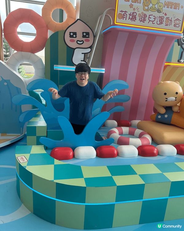 在人來人往商場中，有可愛夏季奧運打卡位。色彩鮮明?韓國卡通人...