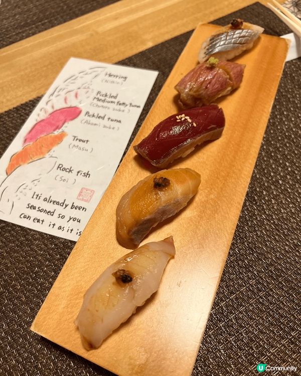 北海道小樽的壽司，每件壽司也會配上英文翻譯方便外國食客