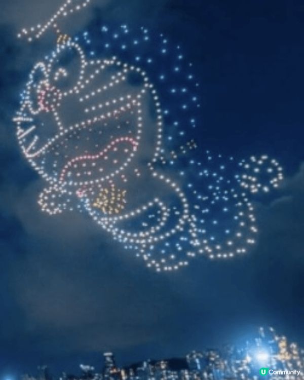 第一張相是在北京拍攝的。第二張相是在香港星光大道拍攝的。第三...