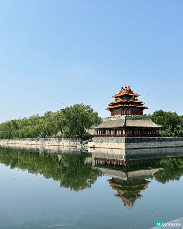 第一張相是在北京拍攝的。第二張相是在香港星光大道拍攝的。第三...