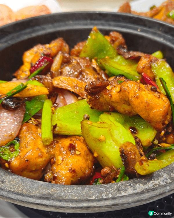 川味麻辣雞煲配上 蒜蓉清炒時菜 及煎釀豆腐 融合四川辣味入廣...