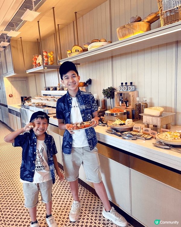 好多人都喜歡在暑假期間去酒店staycation,但要找一間...