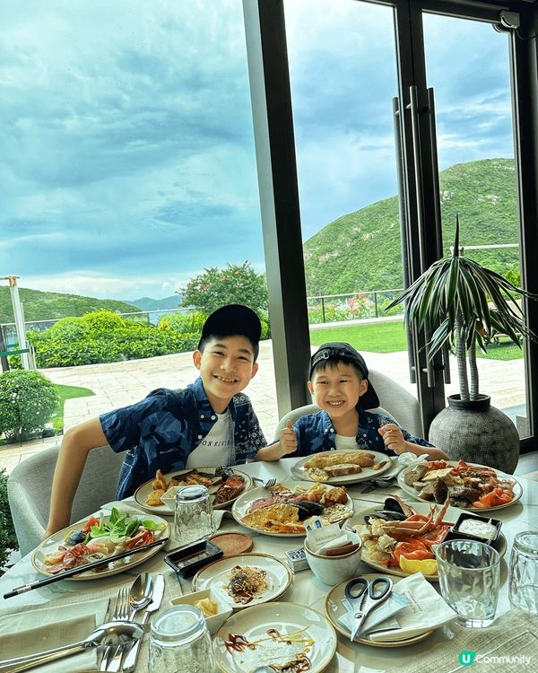 好多人都喜歡在暑假期間去酒店staycation,但要找一間...