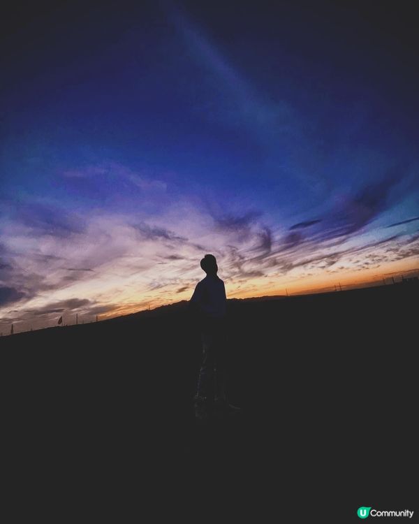 到了甘肅敦煌鳴沙山的沙漠，在一片沙海中騎着駱駝俯覽神州大地，...