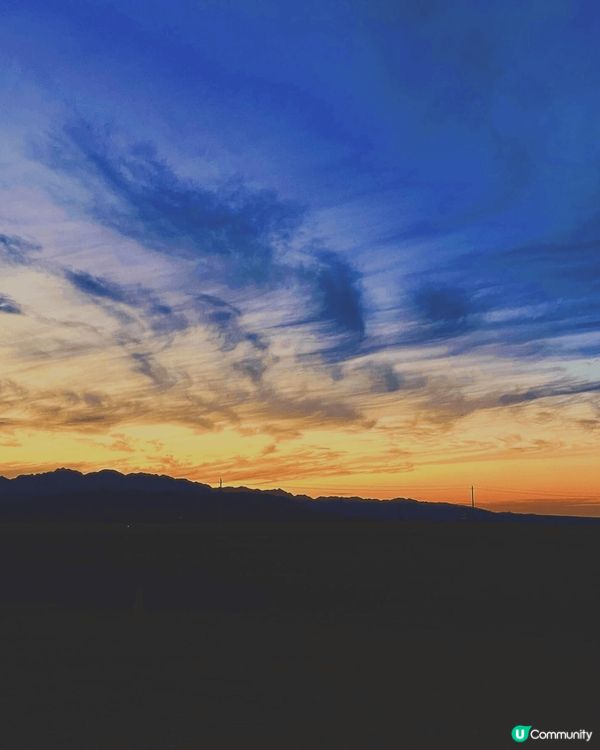 到了甘肅敦煌鳴沙山的沙漠，在一片沙海中騎着駱駝俯覽神州大地，...