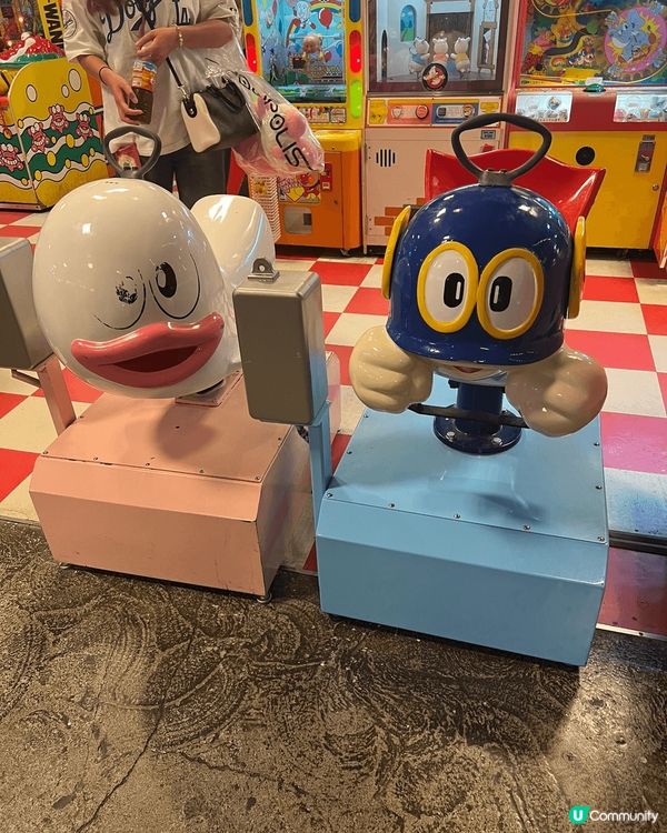 日本東京台場這間專賣零食的雜貨舖，有很多舊式的零食同卡通人物...