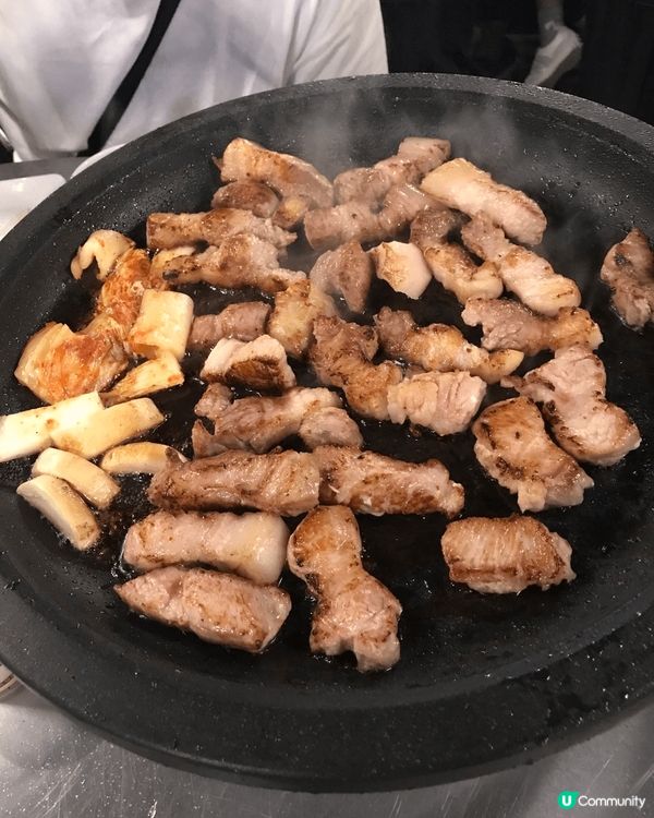 呢張相我係韓國旅行食的豬肉湯飯同燒肉，都係我留學時最鍾意食的...