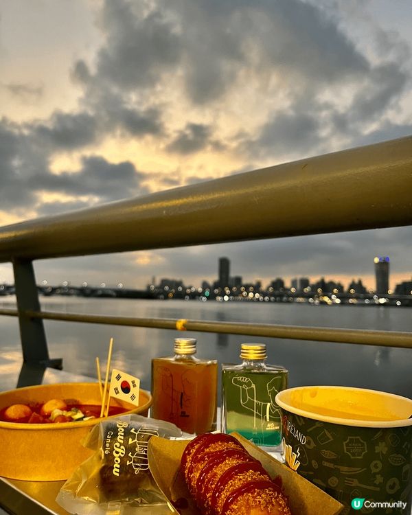台北大稻埕 碼頭，有好多food stalls, 賣唔同種類...