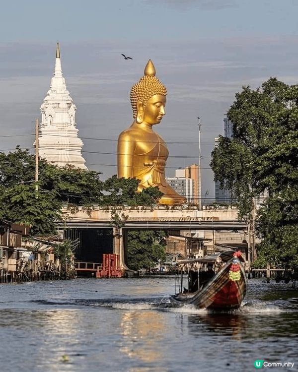 泰國曼谷的大佛廟很漂亮，佛像很壯嚴，當看到佛像時心裏感到平安...