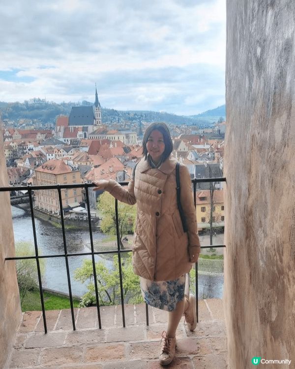 背景為維也納國家大劇院黃金劇場，每年舉辦維也納新年音樂會的地...