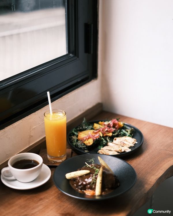 港大附近chill爆木系咖啡館☕  
西環必試紅