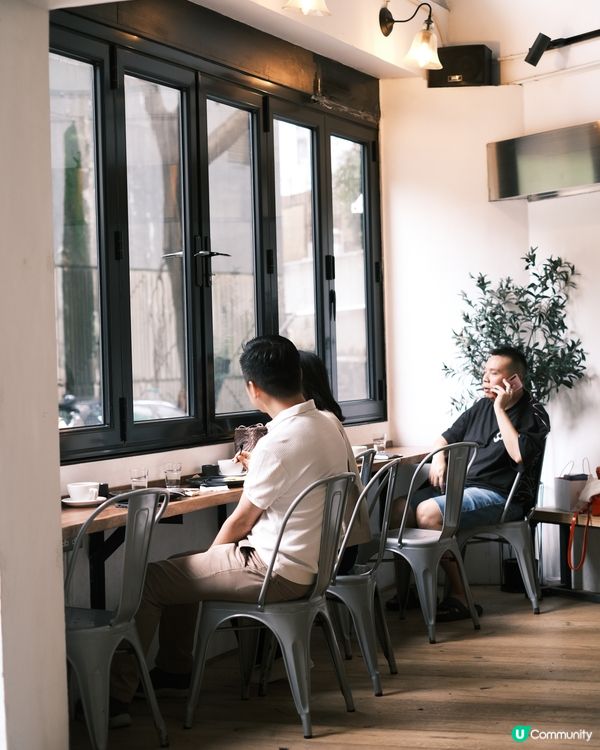 港大附近chill爆木系咖啡館☕  
西環必試紅