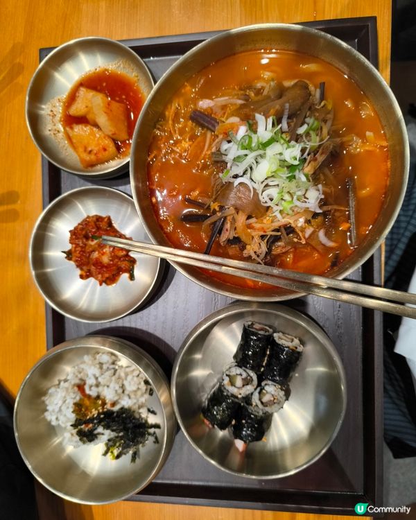 擺盤靚，人多，全部職員都差不多係韓國oppa，點知牛肉麵係似...